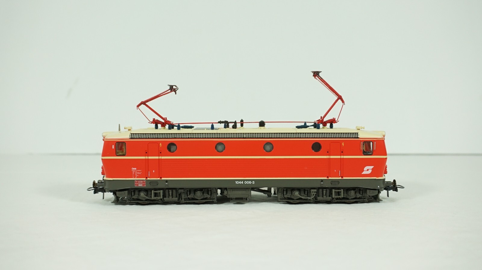 Roco HO Scale OBB Austrian Railway Type 1044 Electric Engine Item 43943 NEW W15