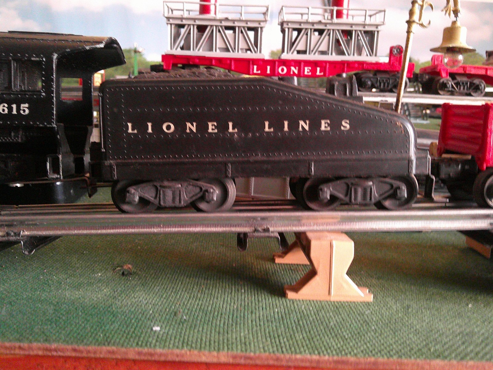 Lionel # 1615 Switcher in Outfit # 1527 with Cars