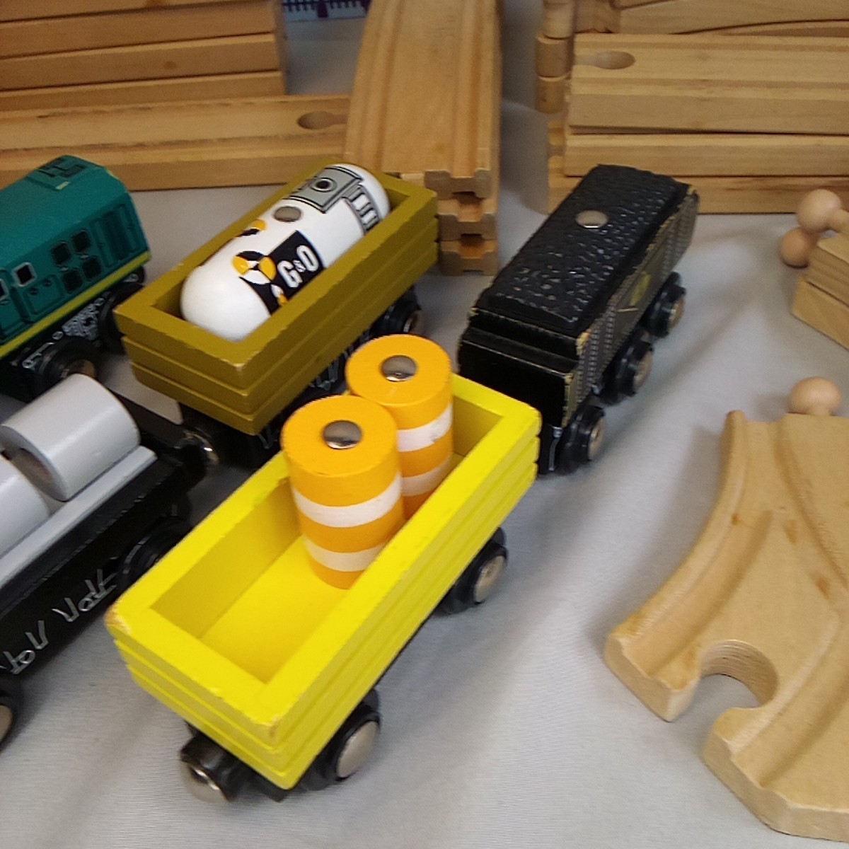 Maison Battat Wooden Railway Train Lot Engines Cars Crane Tressles Track Set