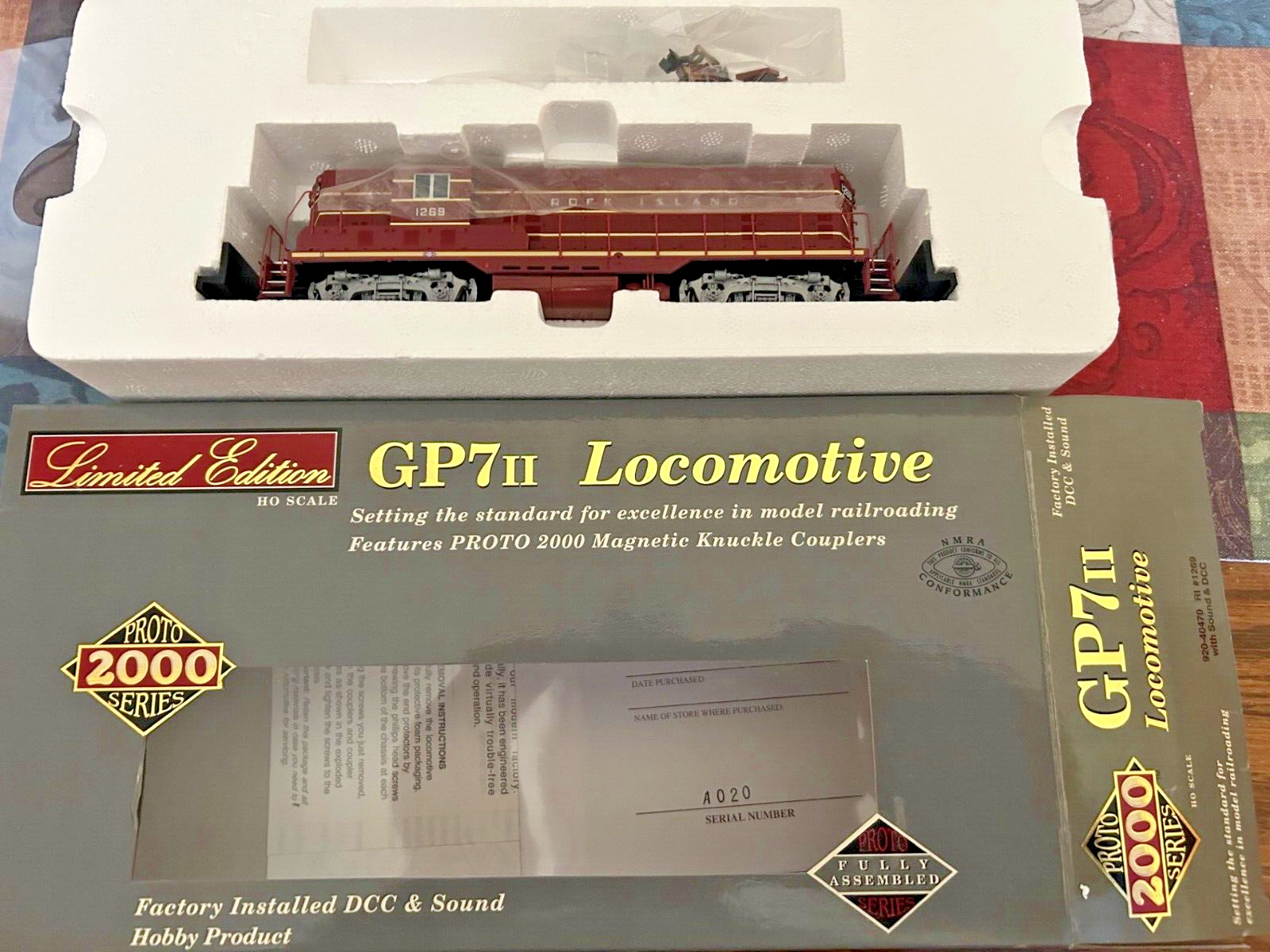 ROCK ISLAND GP7 ROAD SWITCHER -DCC & QUANTUM SOUND- HO Scale -” MAROON “-NEW