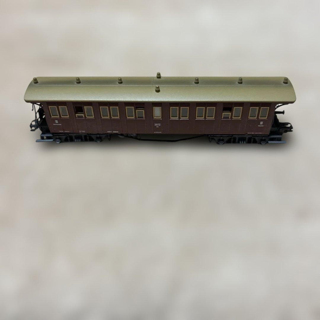 HO gauge passenger car, brown and green