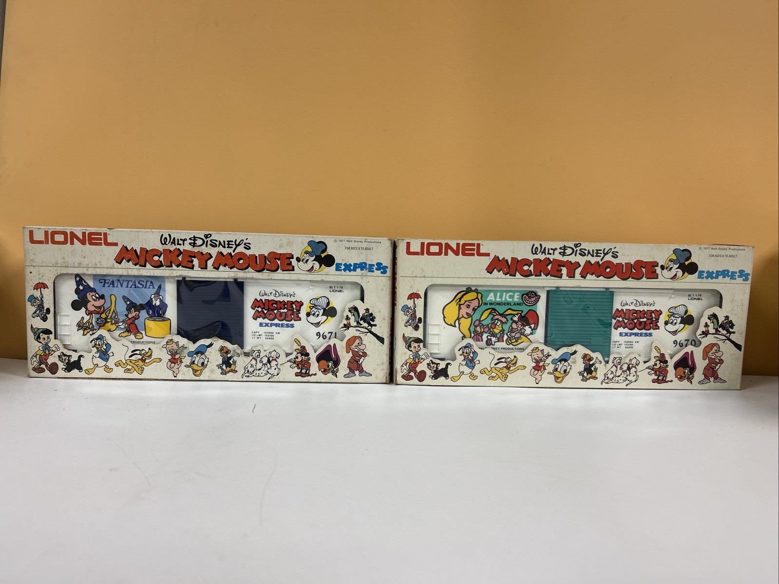 Lionel 15 Piece Disney Mickey Mouse Express Train Set Complete