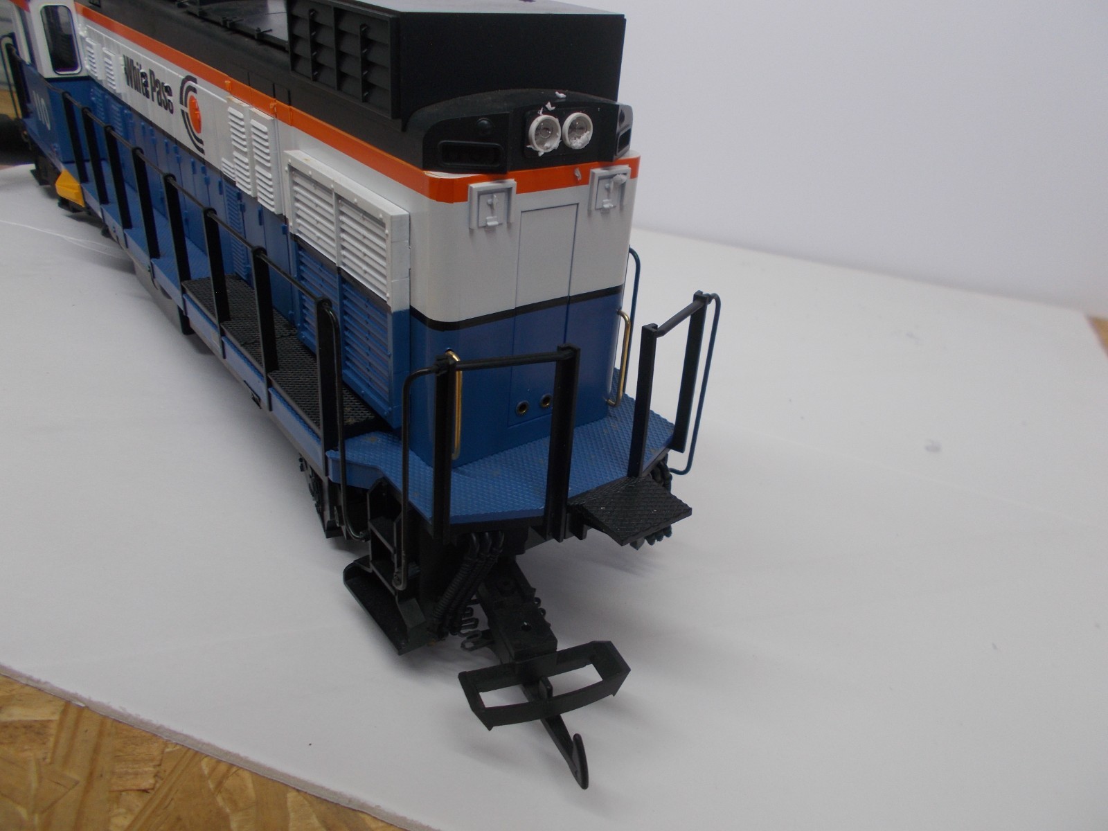 L G B # 2055 ~ WHITE PASS DIESEL LOCOMOTIVE # 110 ~ RUNS FINE ~ G SCALE