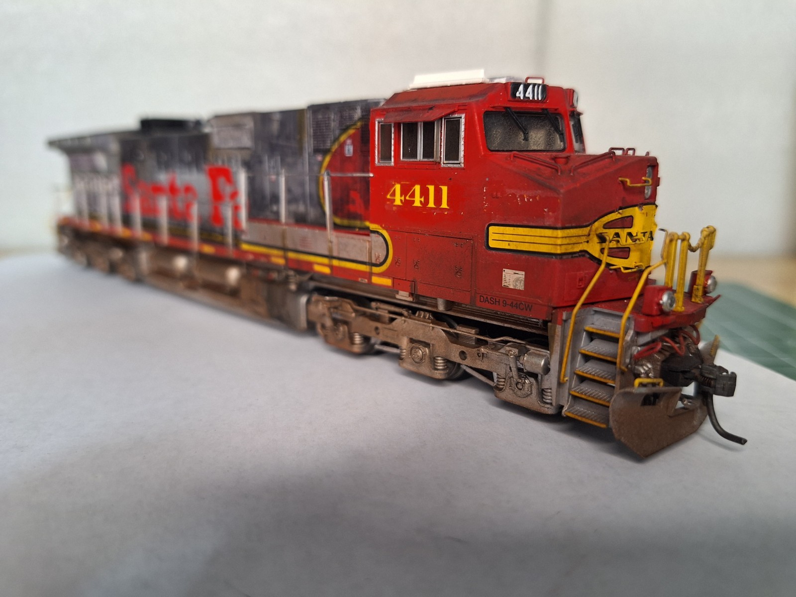 HO-Scale MTH DASH 9-44CW. ATSF 4411 (Fantasy Paint) #80-2287-0