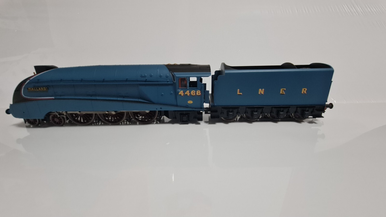 HORNBY R3371 LNER 4468 MALLARD