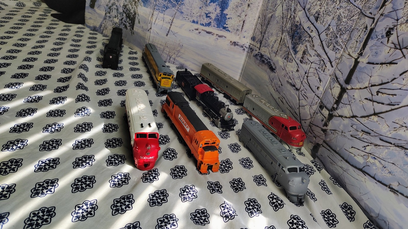 Massive lot of ho scale passenger cars, locomotives and shells READ DESCRIPTION
