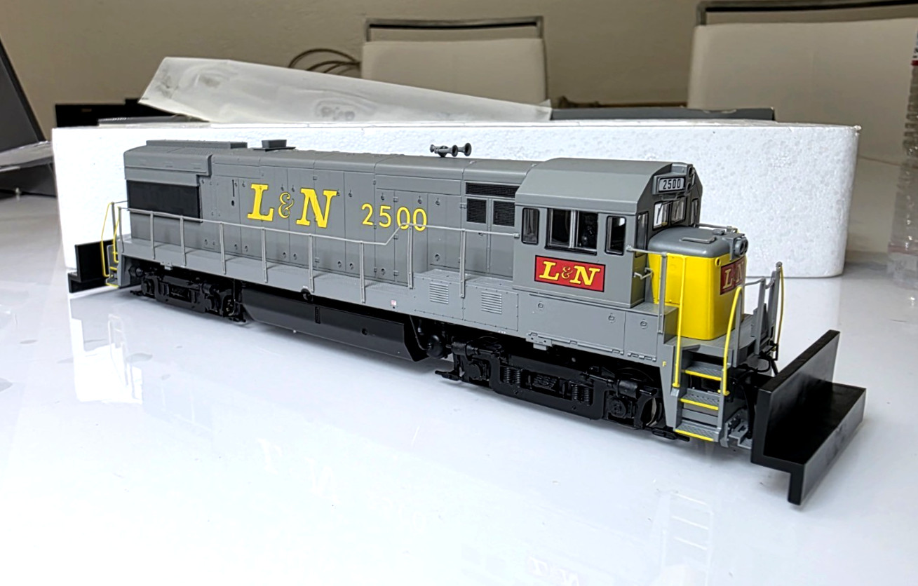 HO SCALE WALTHERS PROTO 2000,U28B,Louisville & Nashville#2500 DCC &W/ SOUND
