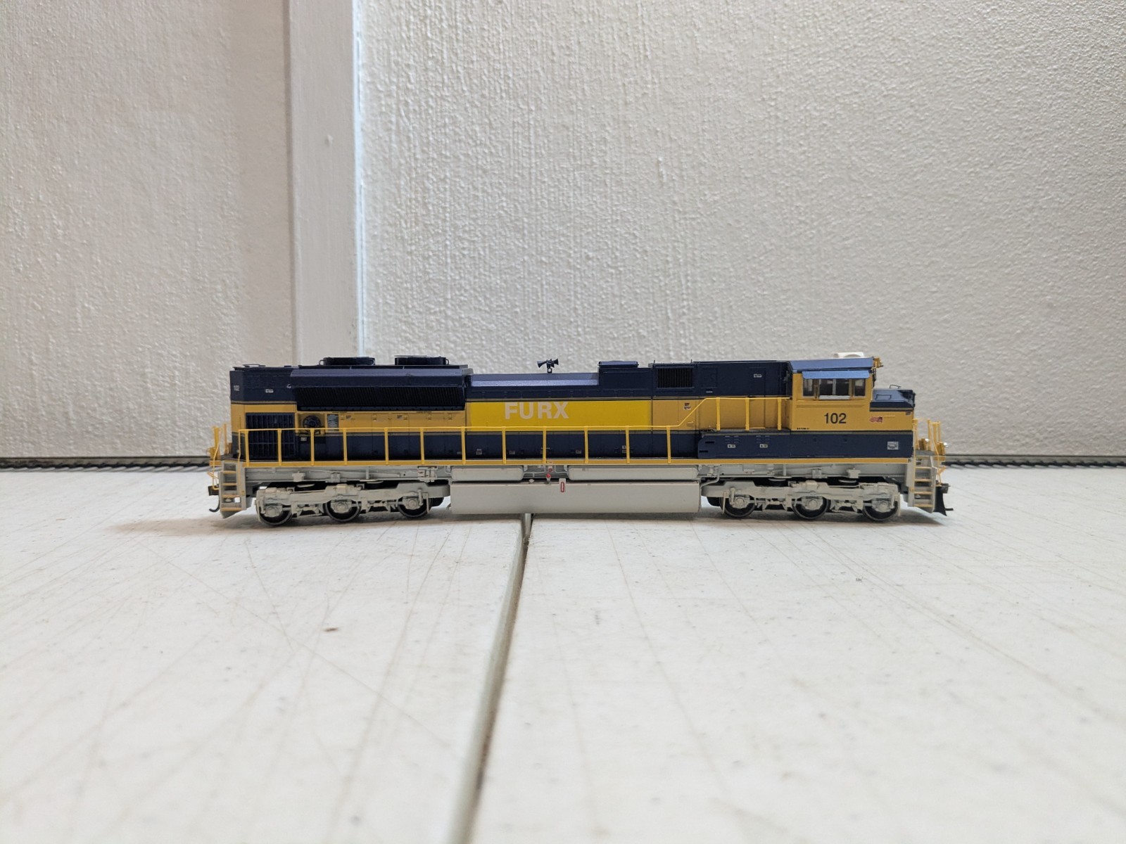 Genesis ATHG69269 – First Union Rail #102 SD70M-2 Diesel Locomotive – DC – HO