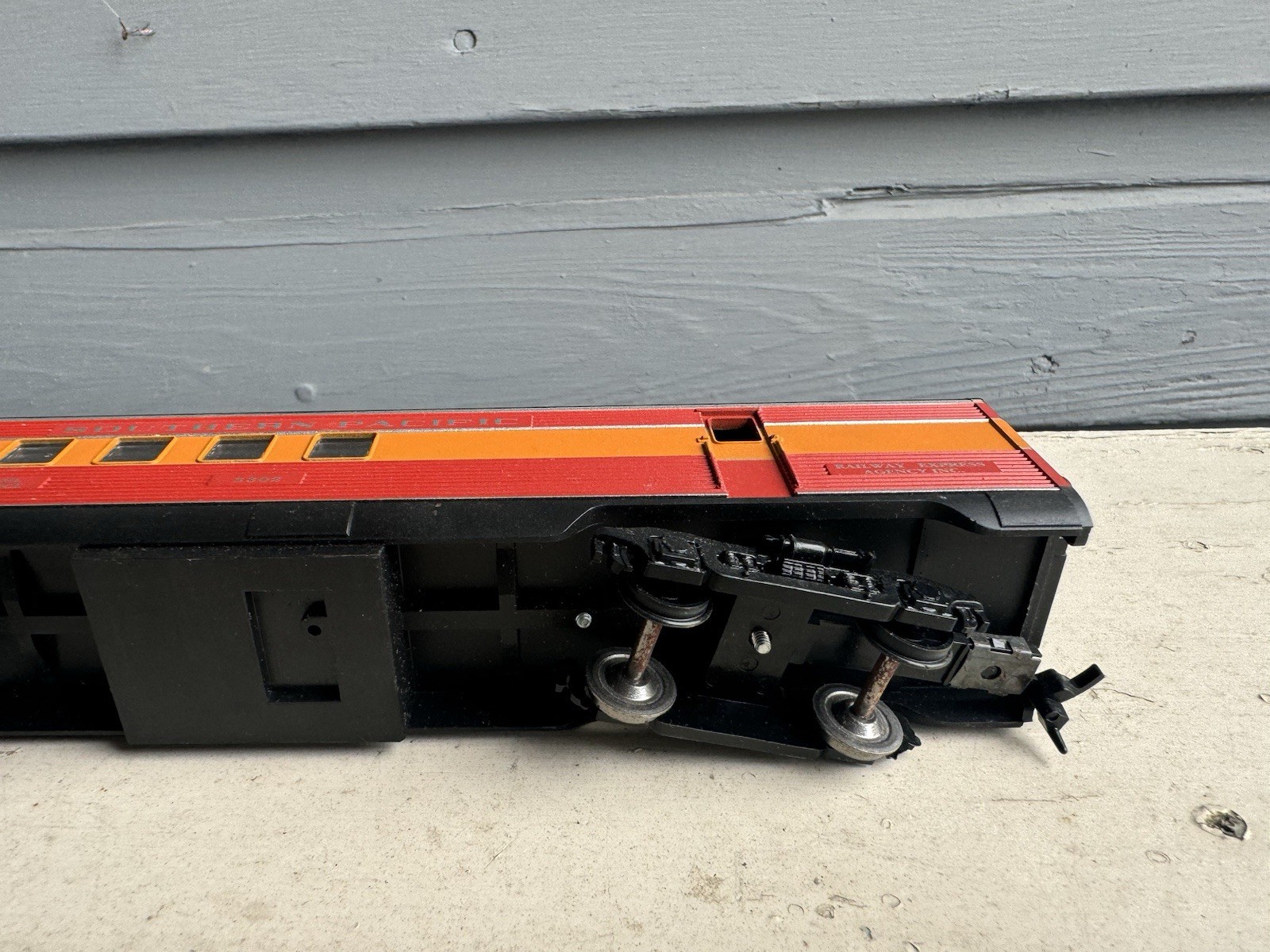 HO Scale Southern Pacific SP Daylight Railway Post Office Car RPO