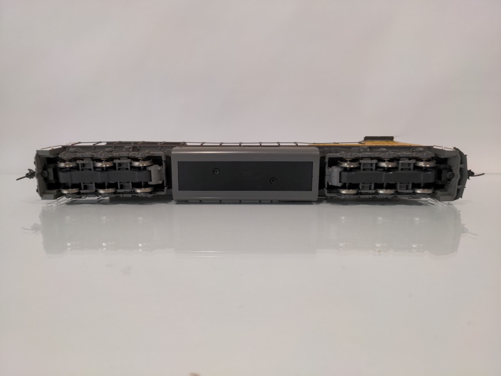 Kato HO 37-6358 SD90/43MAC Locomotive Union Pacific UP 8039 Light Weathering