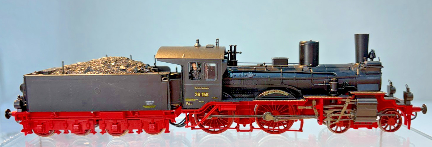 HO Scale Roco Deutsche Bundesbahn BR 036 4-6-2 Locomotive #18 316 DC Powered