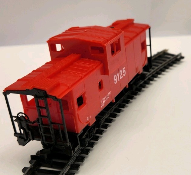 MODEL POWER HO 9125 OFFSET CUPOLA CABOOSE RED SAFETY RAIL CAR NOS C41