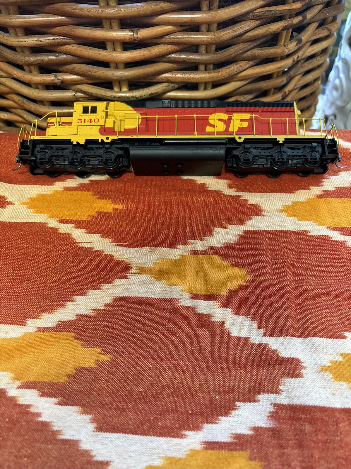 Santa Fe 5140 Red & Yellow, HO Used Locomotive