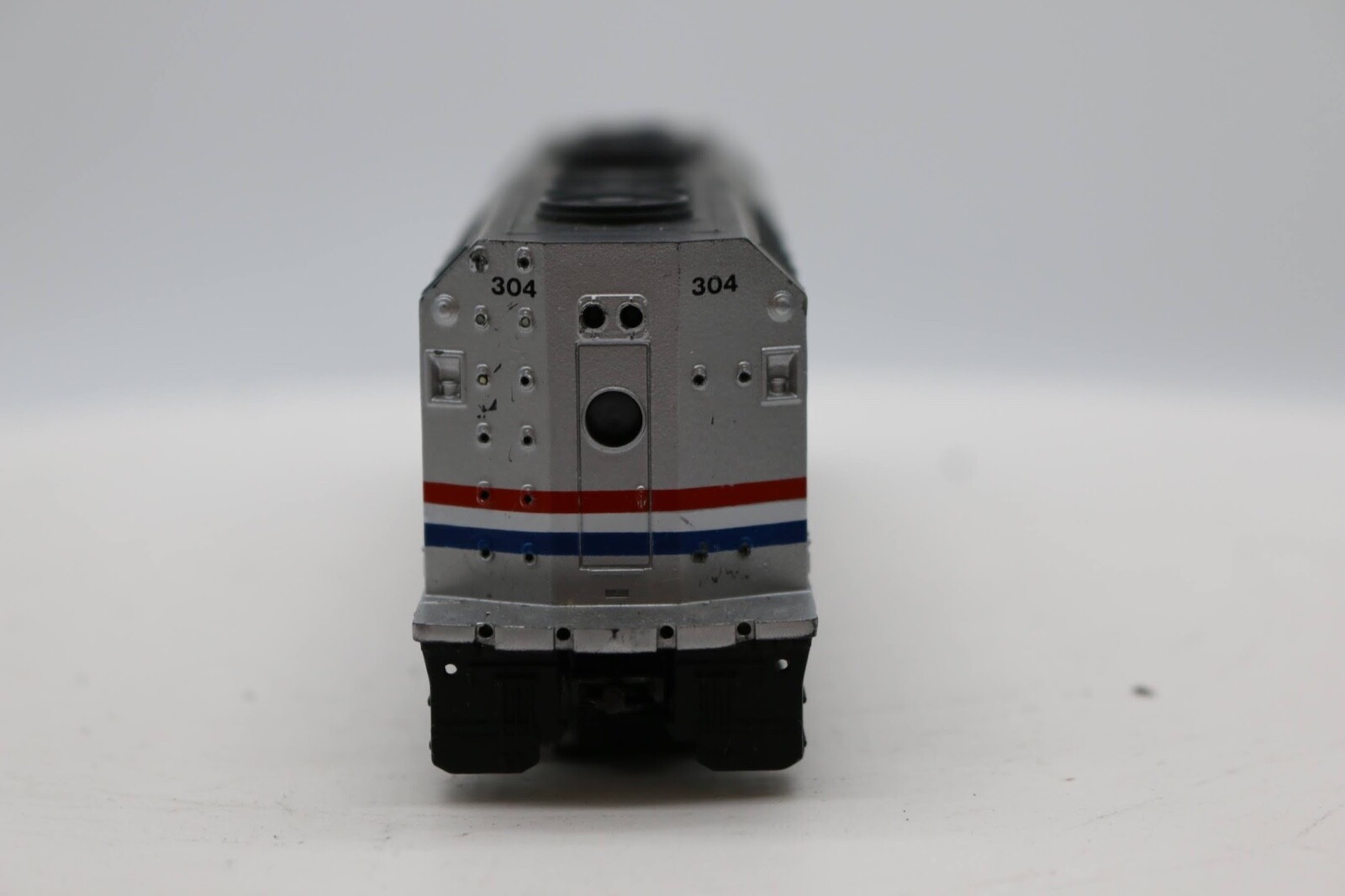 Bachmann Spectrum HO Scale DC Locomotive, Amtrak F40PH Diesel Phase III #304