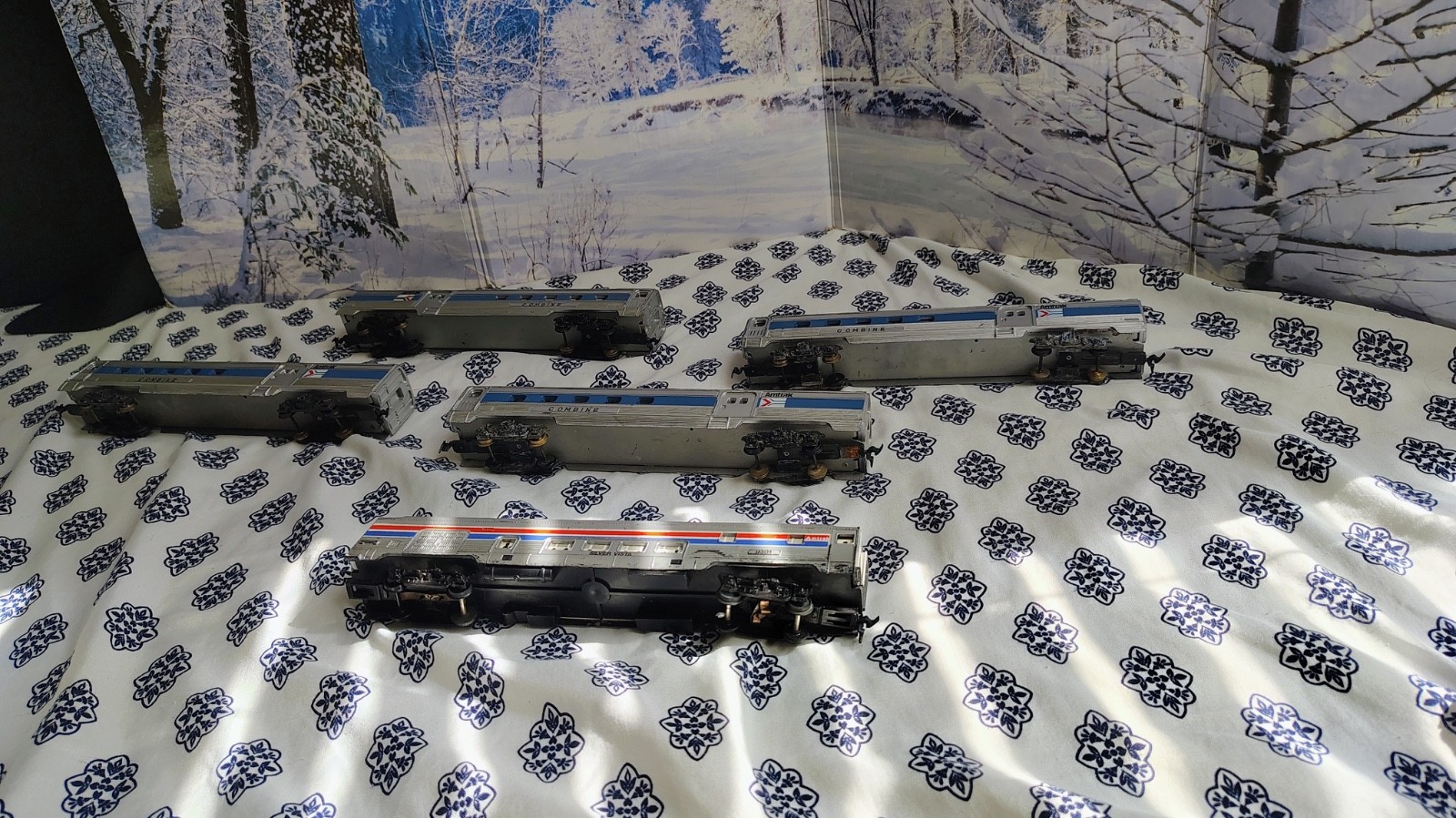 Massive lot of ho scale passenger cars, locomotives and shells READ DESCRIPTION