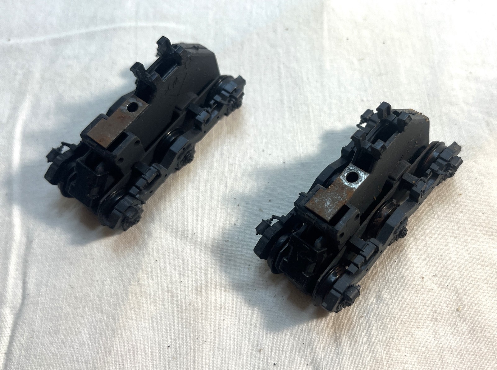 HO scale locomotive PARTS, 2 sets of dummy trucks, no gears, unknown manufacture