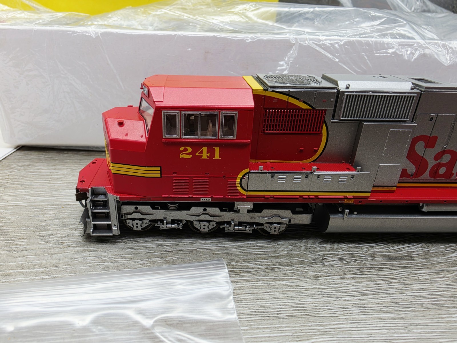HO Scale Athearn Genesis G6138 SD75M Diesel Locomotive Santa Fe #226 Lot#6104