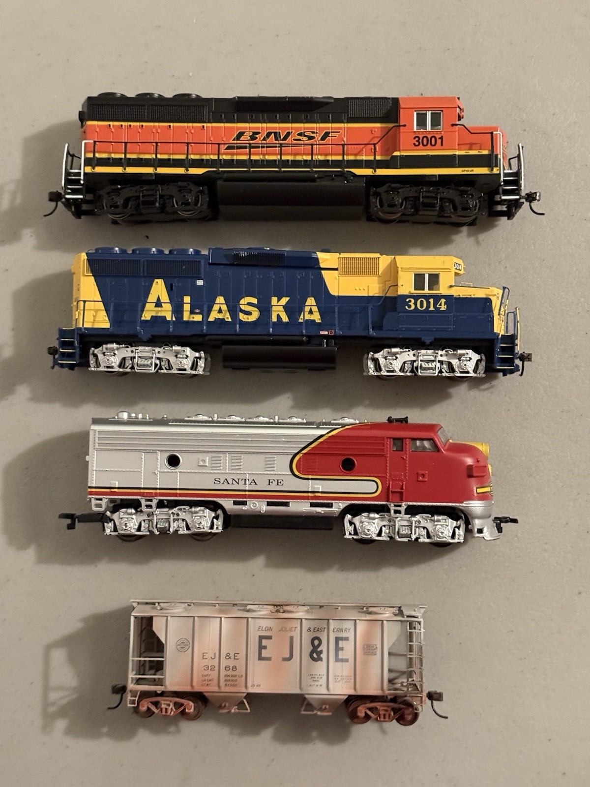 Bachmann HO Lot BNSF #3001 Alaska 3014 Santa Fe Engine EJ&J Box Car TESTED WORKS