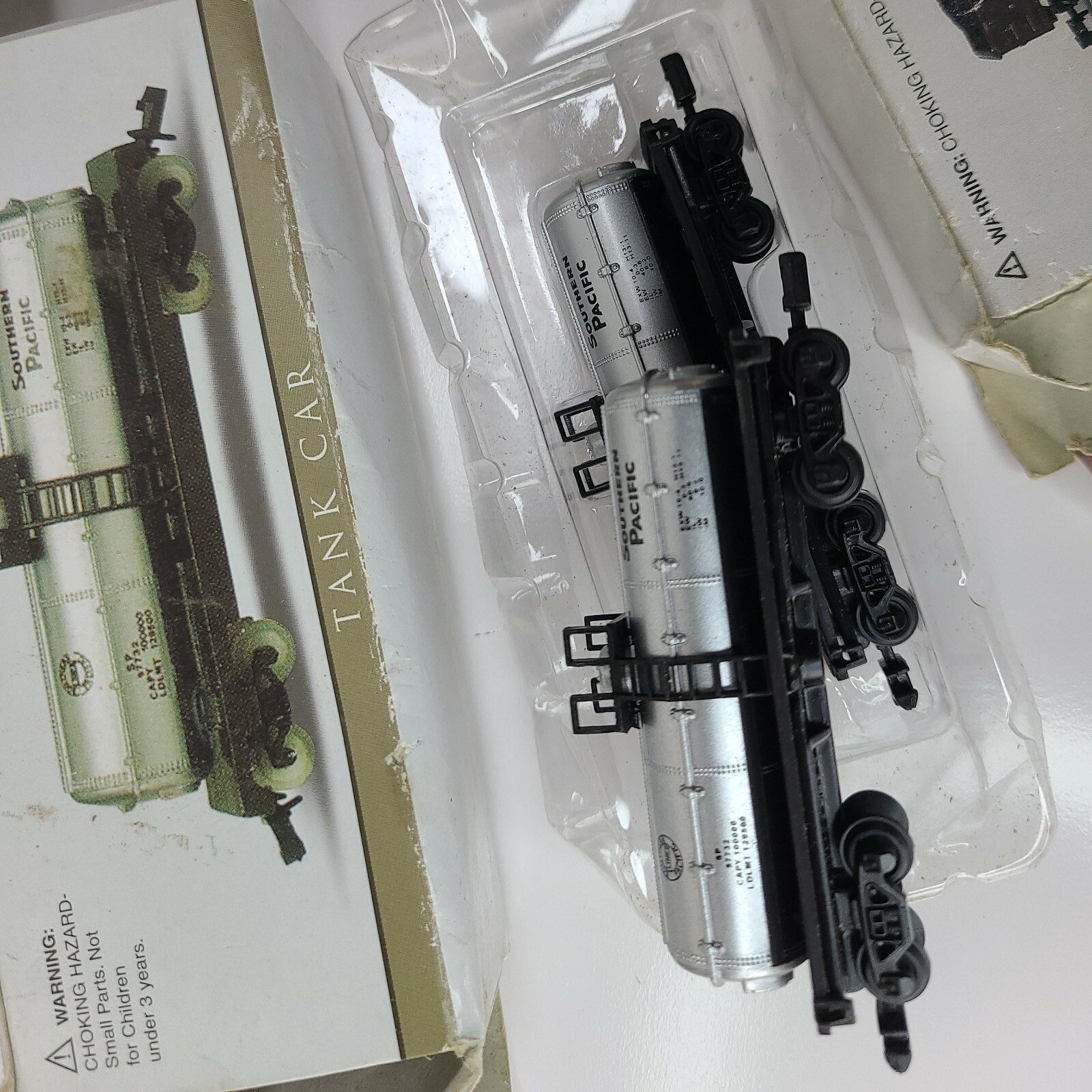 Southern Pacific Lines Liquid Transport Tanks Model Train & 4 Others Cars