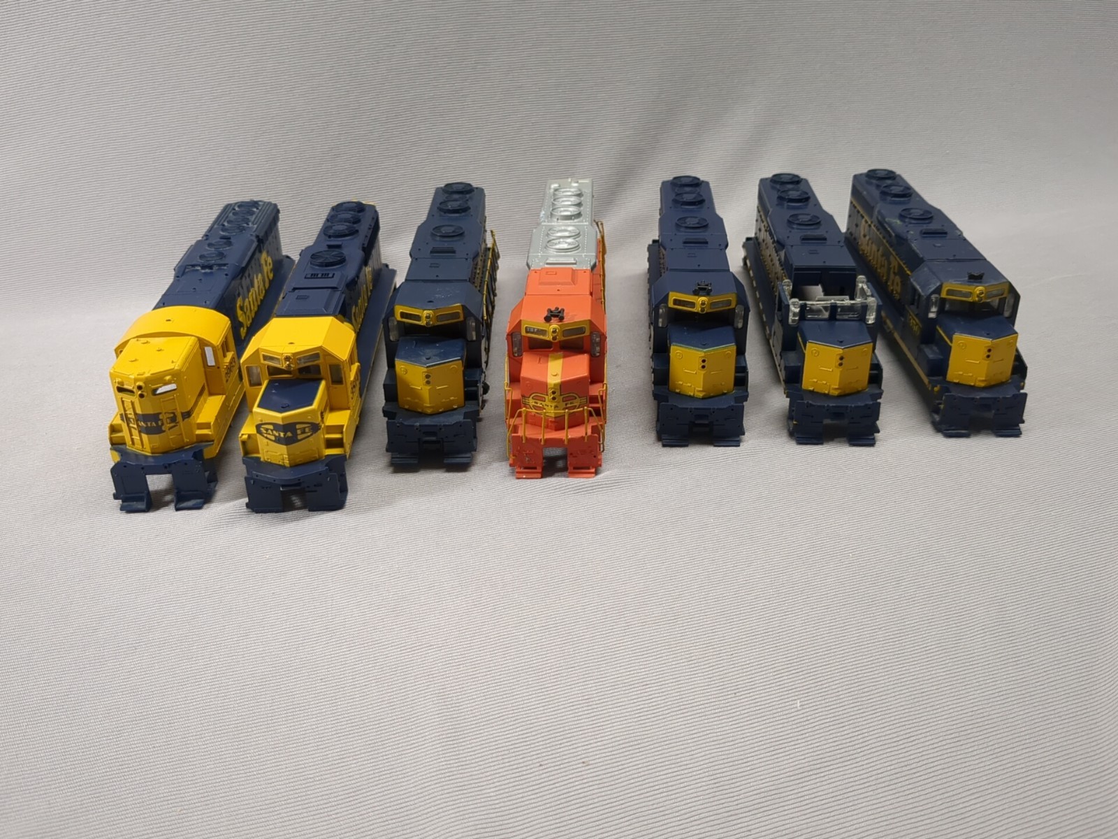 HO scale Athearn Blue Box 7 SANTA FE Locomotive Shells and 1 Dummy