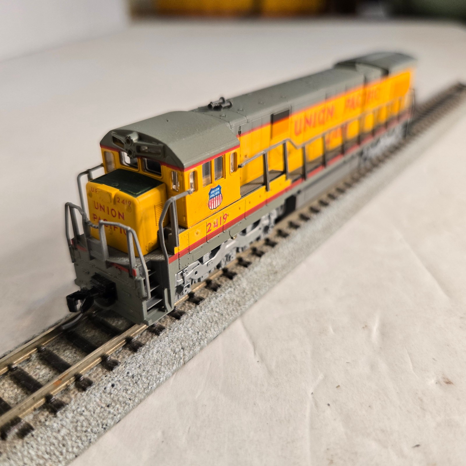 Kato 176-30C N Scale Union Pacific GE C30-7 Loco. Runs. Japan.