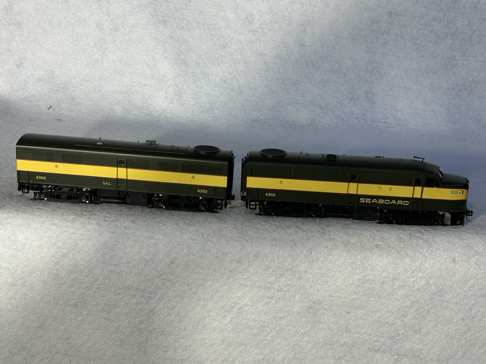 Nice Proto 2000 FA -2 A/B Seaboard Air Line RR HO Locomotives (Incorrect Box)