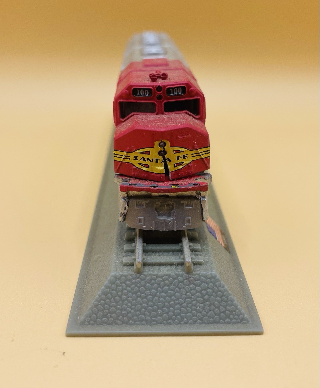 Delprado N Scale F45 Santa Fe 100 Diesel Locomotive, Static / Display Only VGC