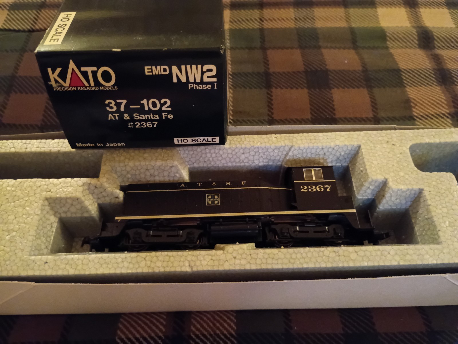 Kato HO-Scale 37-102 AT&Santa Fe EMD NW2 Phase 1 Diesel Switcher #2367