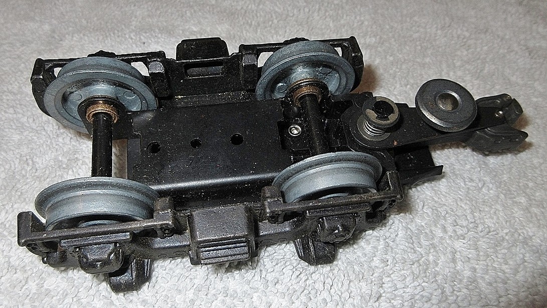 LIONEL/MPC DIESEL NON OPERATING TRUCK ,W/OPERATING COUPLER TRUCK