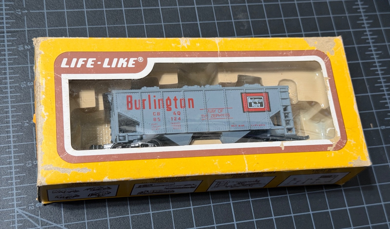 LIfe-Like ~ HO Scale Burlington 8513 Covered Hopper in Box