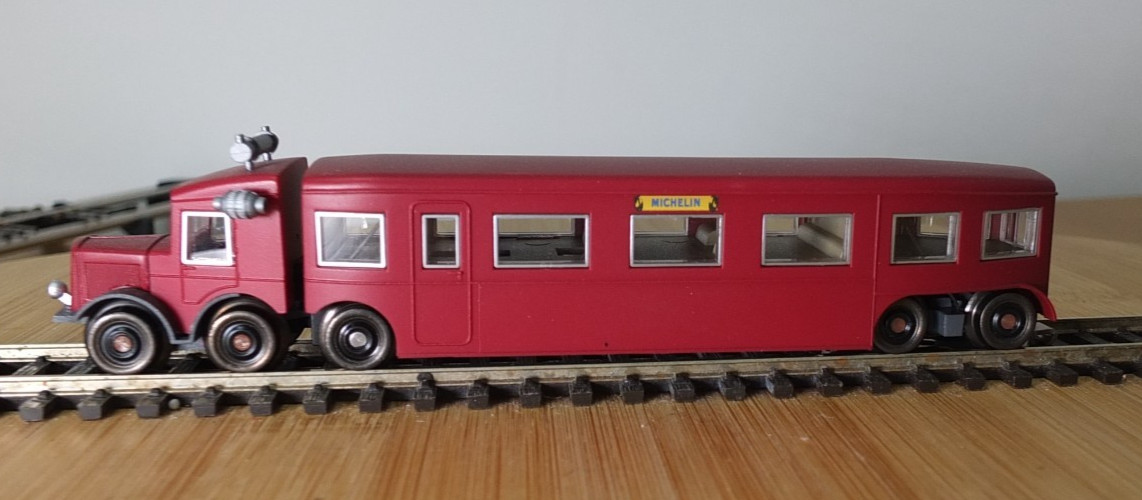 Marklin 3124 HO gauge Micheline Type 11 railcar in red livery