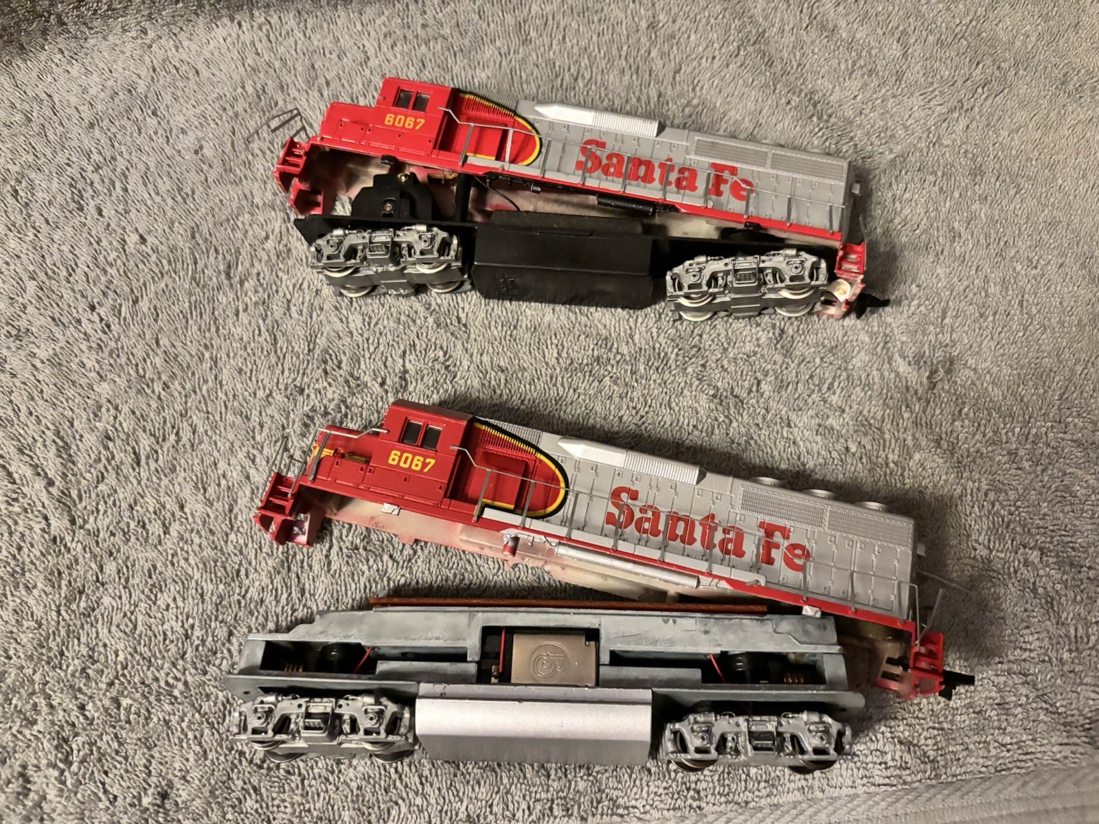 Lot Of 2 HO Scale Bachmann Santa FE 6067 Trains Come Apart See Description
