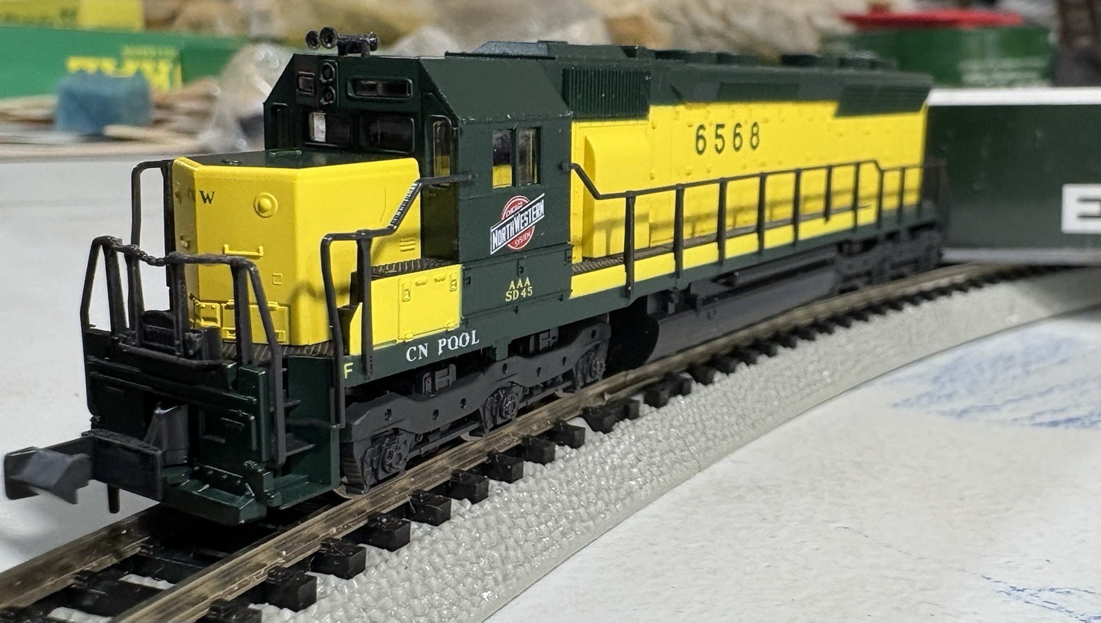 176-3107 Kato SD45 Chicago North Western Locomotive N Scale CNW #6568