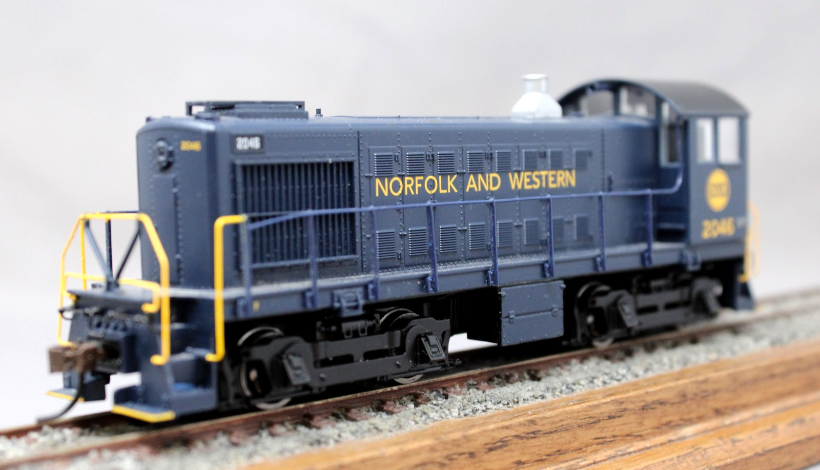 BACHMANN #63108 RARE Norfolk and Western N&W Alco S4 Diesel #2046, DCC READY C8