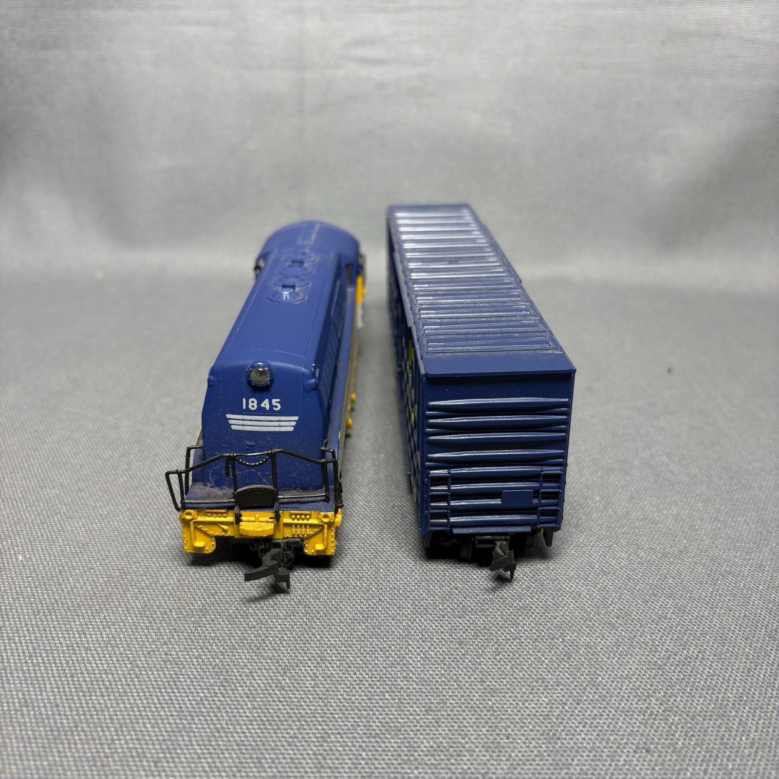 AHM HO Scale Chesapeake & Ohio Tempo Diesel Locomotive 1845 W/ Box Car 2pc