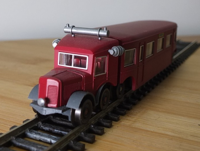 Marklin 3124 HO gauge Micheline Type 11 railcar in red livery