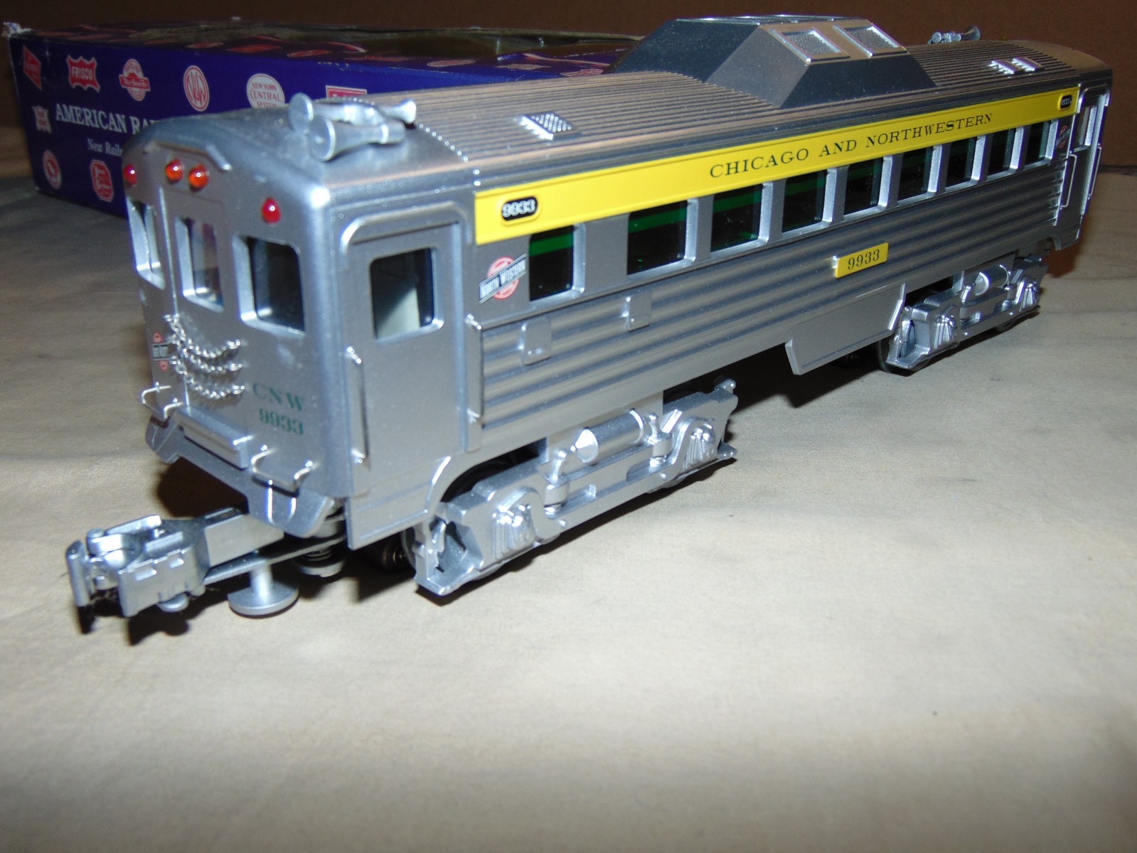 RMT 5411 CHICAGO NORTHWESTERN 9933 POWERED RDC 2 MOTOR DIESEL RAILCAR + BOX