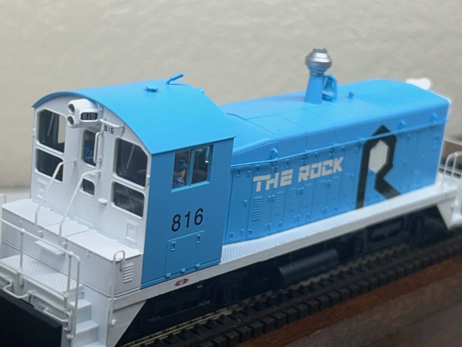 ROCK ISLAND SW8/900 SWITCHERE LOCO DCC & QUANTUM SOUND- HO Scale -” BLUE “-NEW