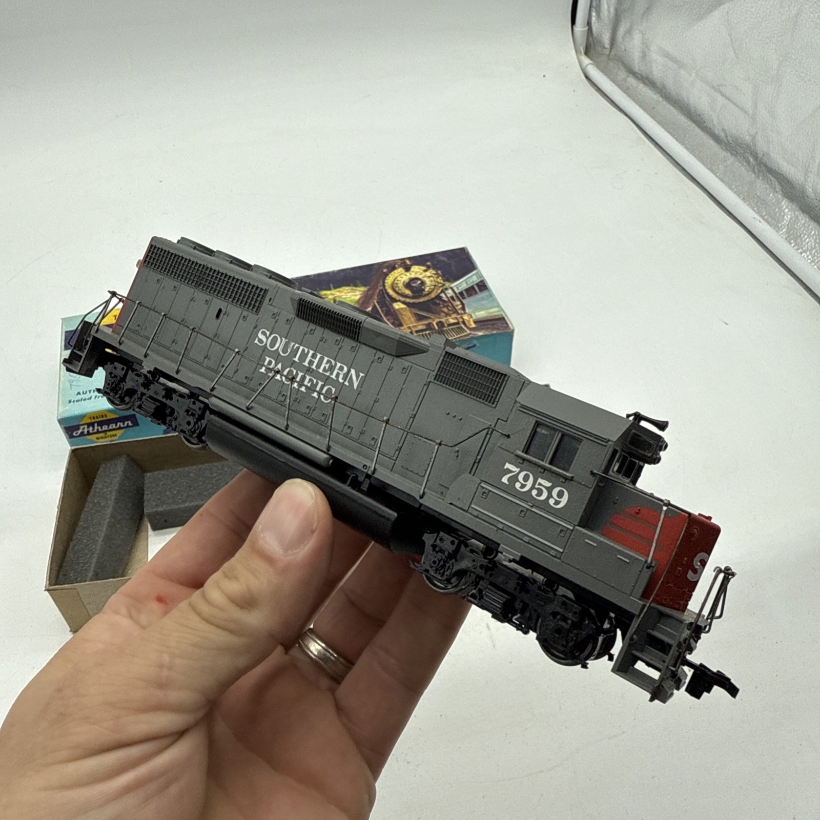 Athearn HO EMD GP40-2 Locomotive Southern Pacific #7959 Powered Engine Train