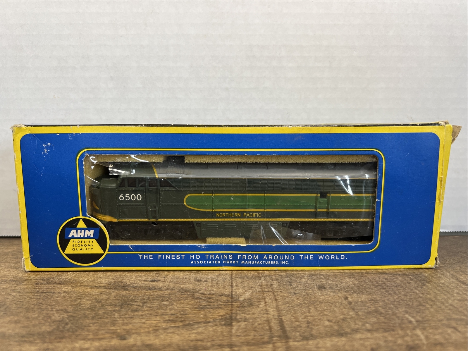 AHM HO Northern Pacific Train 6500 C-Liner Diesel Locomotive
