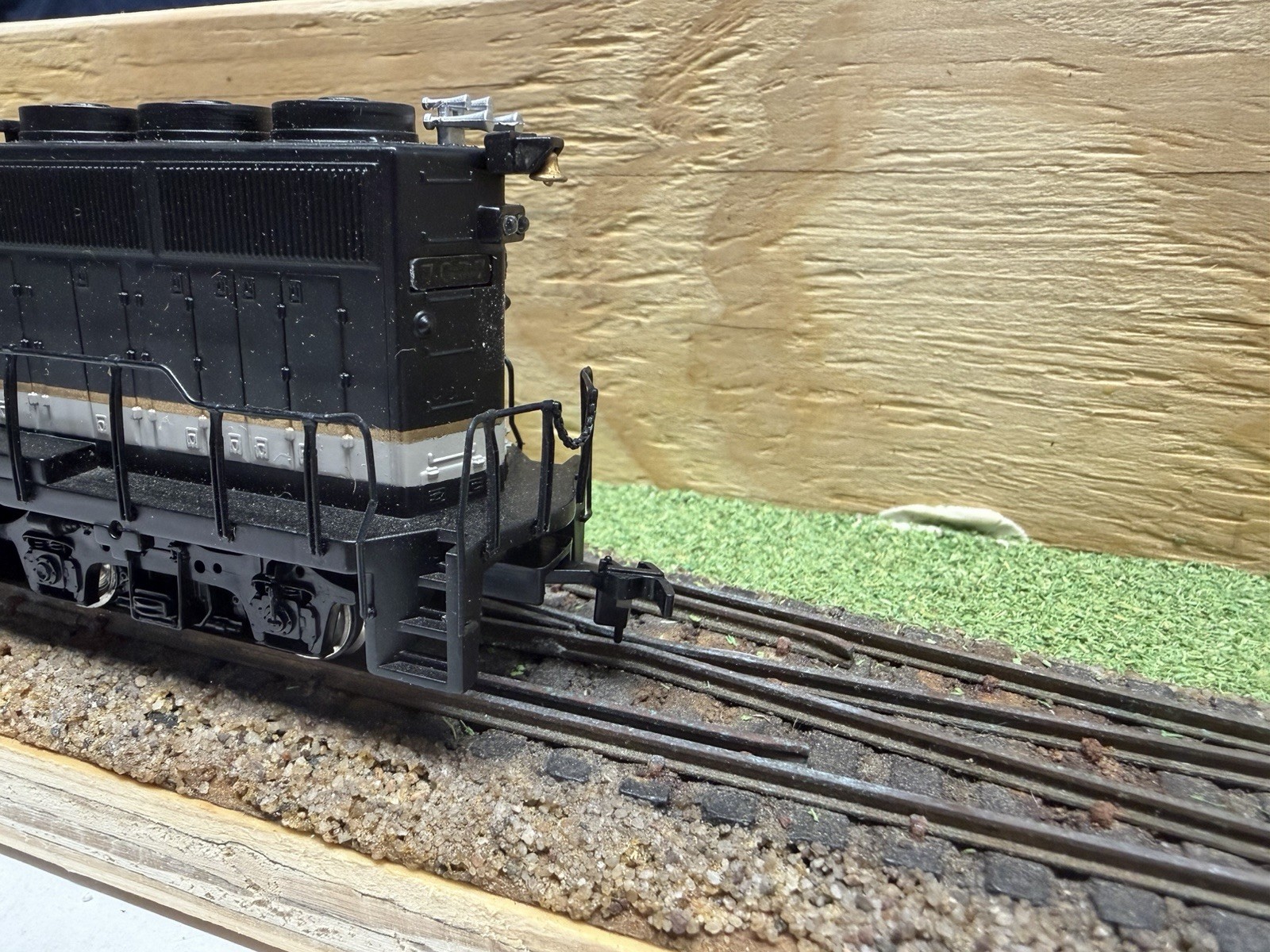 BACHMANN HO SCALE GP-50 SOUTHERN DIESEL LOCOMOTIVE #7077 BLACK AND GOLD