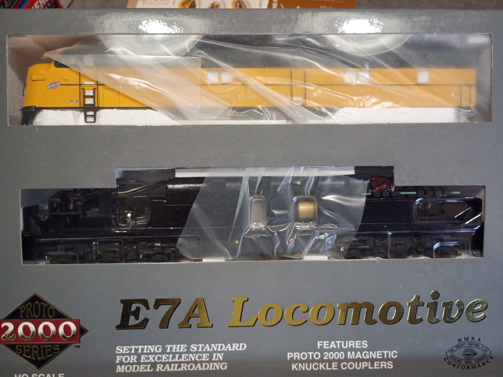 Proto 2000 E7A Locomotive ho train 2pc 5018 a & b CNW With mars lights