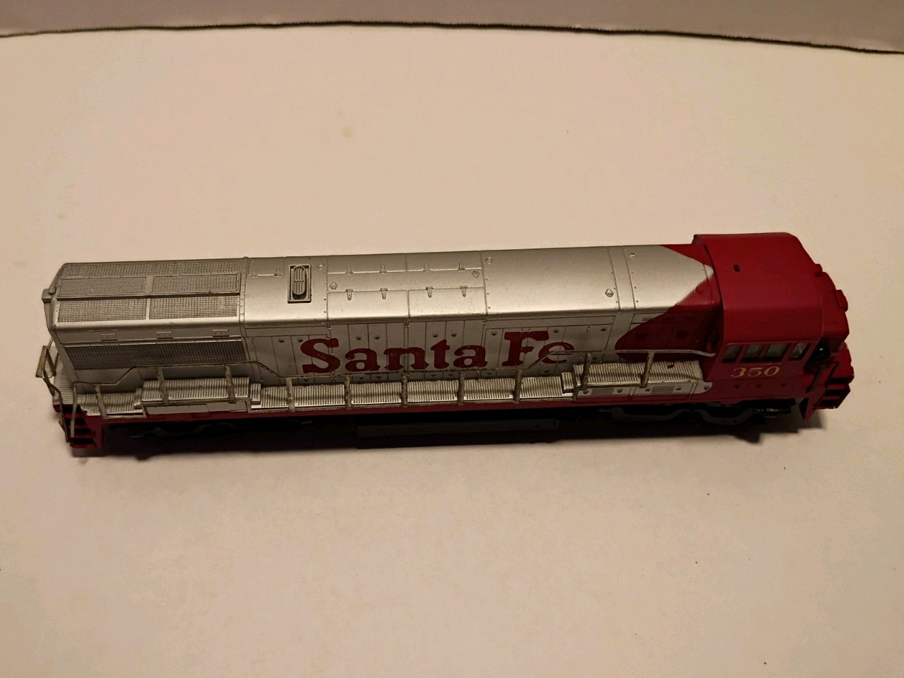 Bachmann GE U36B Diesel Locomotive. Santa Fe #350. Nice Shell!