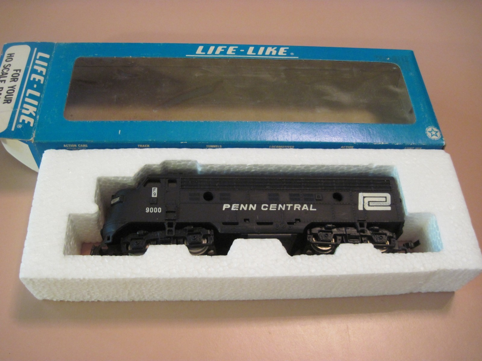 Life-Like 08313 HO F-7 Penn Central Diesel Locomotive. In box. Runs.