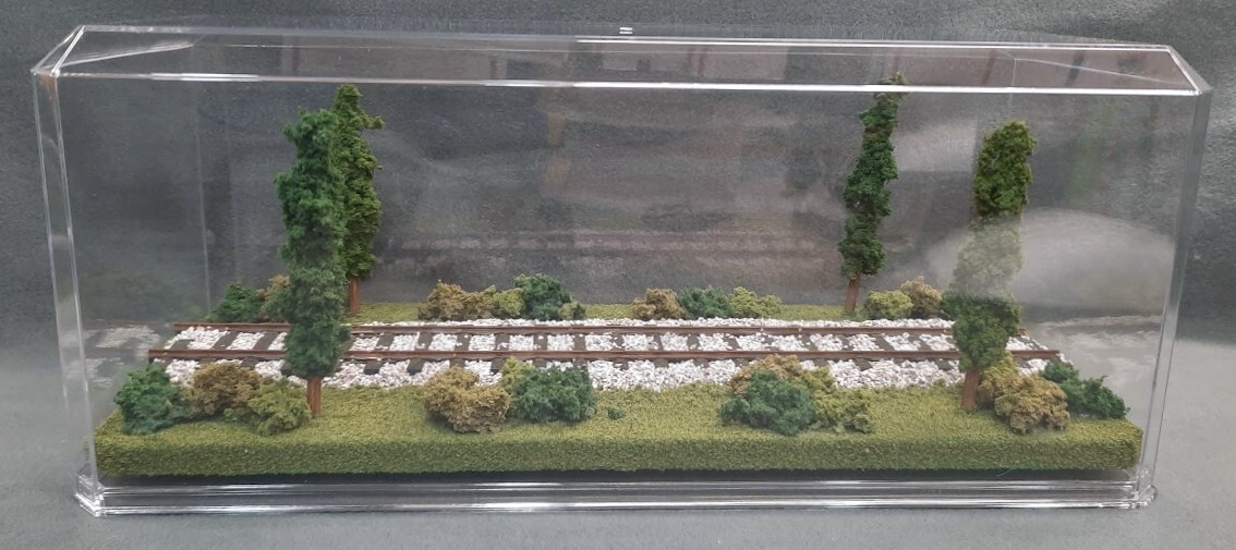 O SCALE – 16″ SINGLE TRACK- “SUMMER SCENE” DISPLAY CASE- FOR ANY O SCALE TRAINS