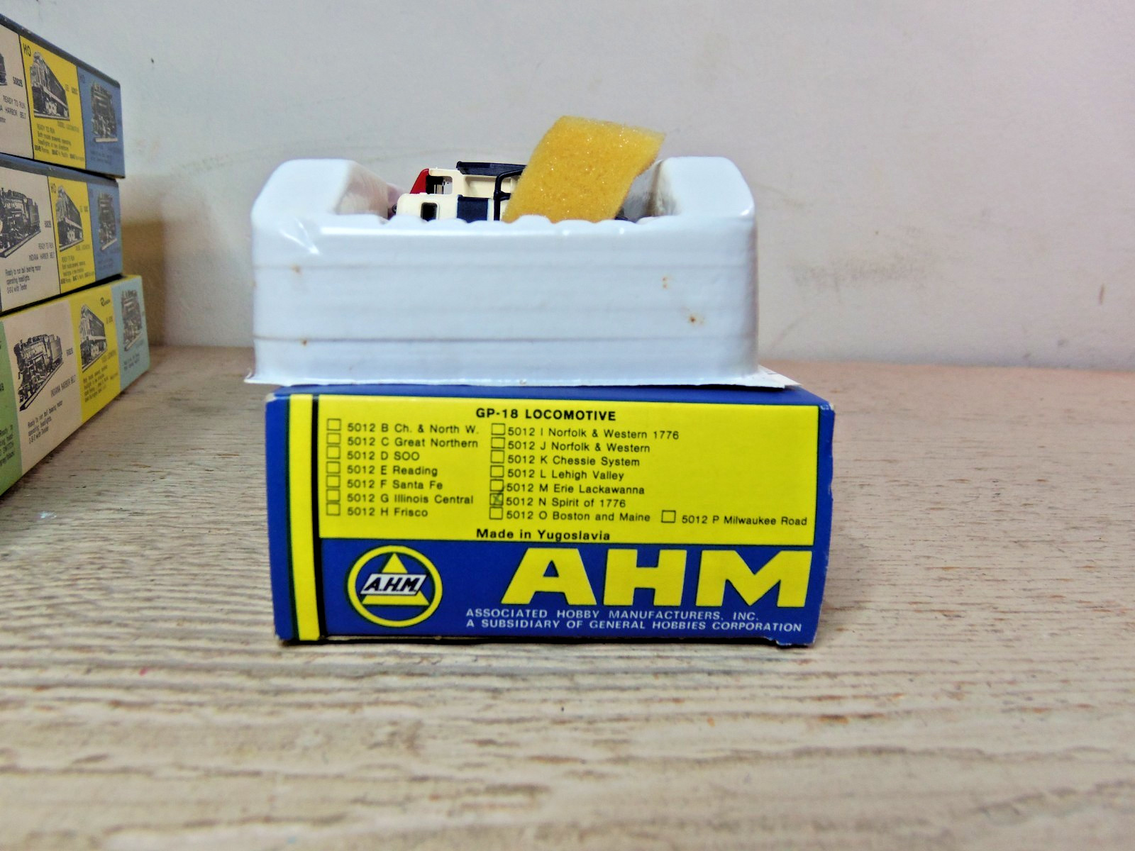 AHM 5012N GP 18 Diesel Spirit of 1776 Seaboard Locomotive, Dummy’s, Caboose
