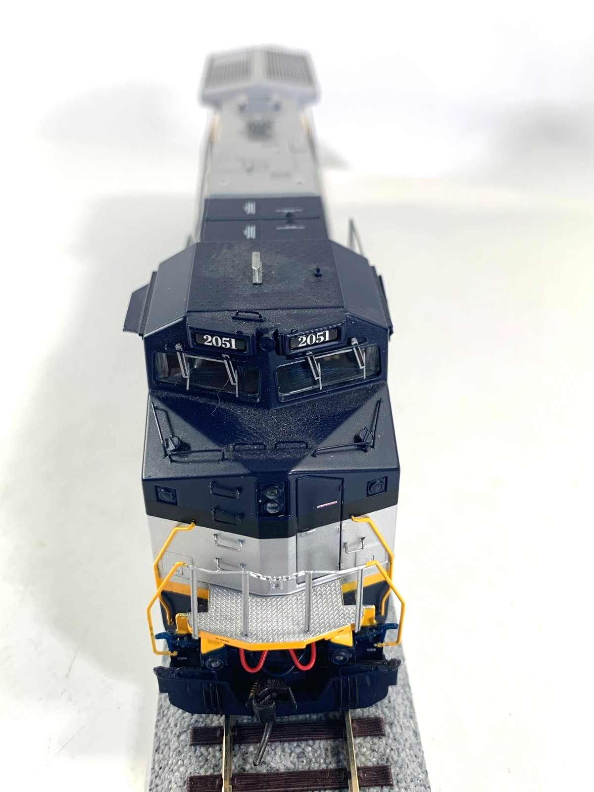 Atlas Master HO 9077 Amtrak California Dash 8-32BW Locomotive #2051