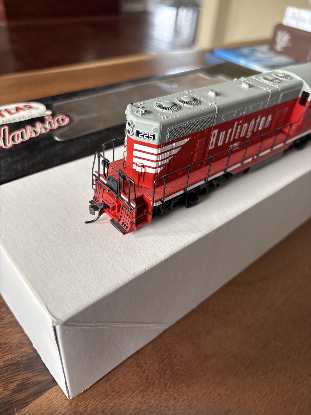 HO Atlas Classic 8430 Chicago Burlington Route GP7 Locomotive #225 L/N