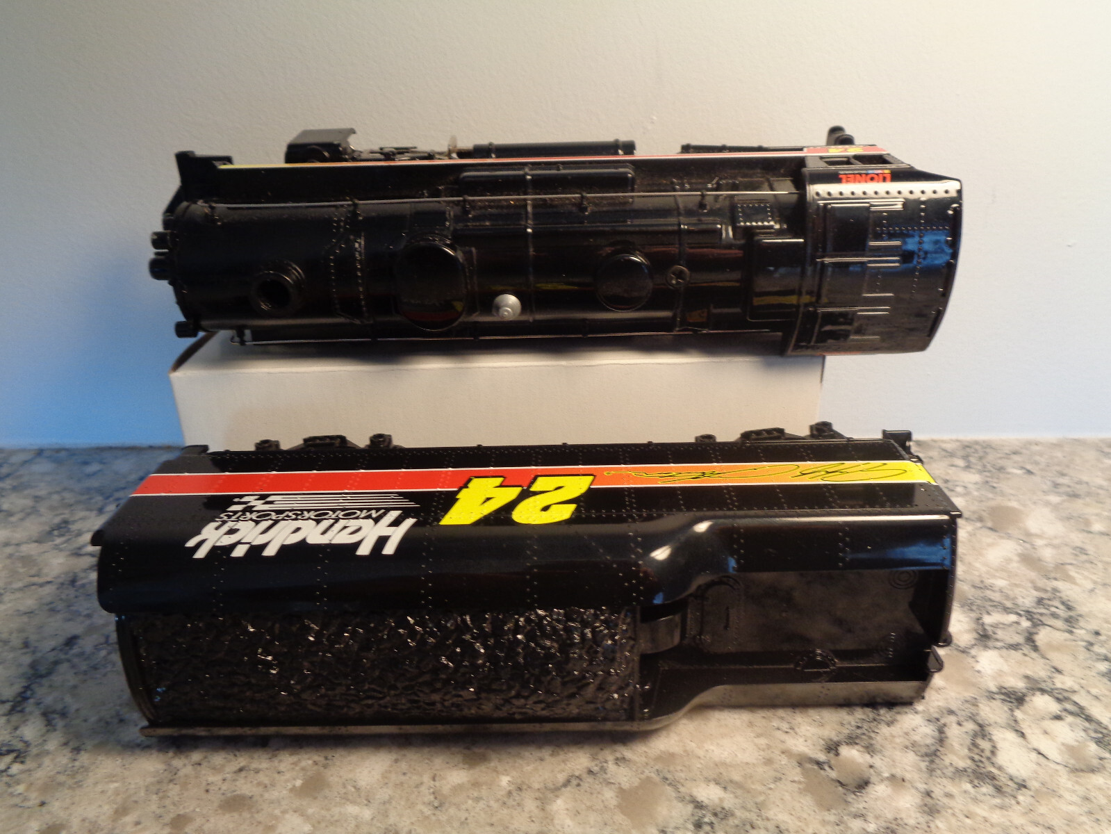 LIONEL O-27 GAUGE NASCAR JEFF GORDON #24 2-4-2 STEAM LOCO + TENDER NEEDS REPAIR