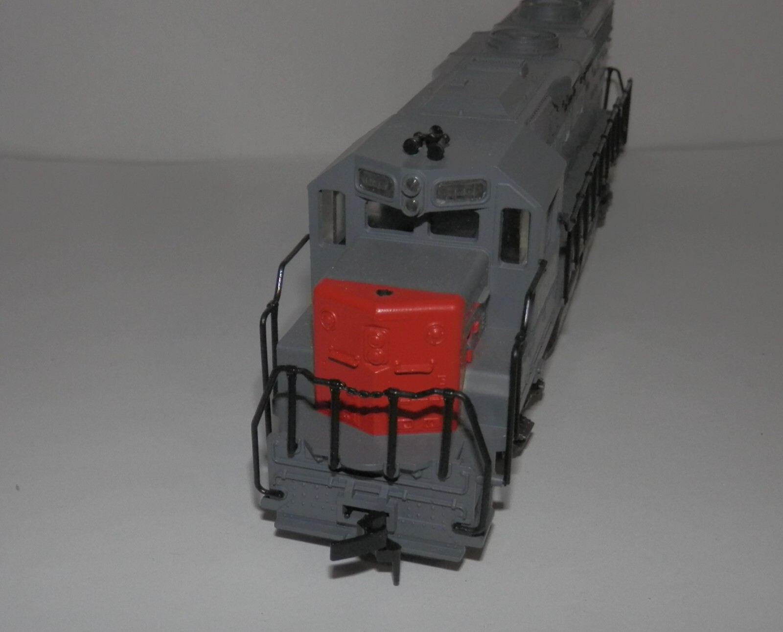 Atlas HO Scale POWERED Cotton Belt 7602 GP 40 Diesel Loco #7037